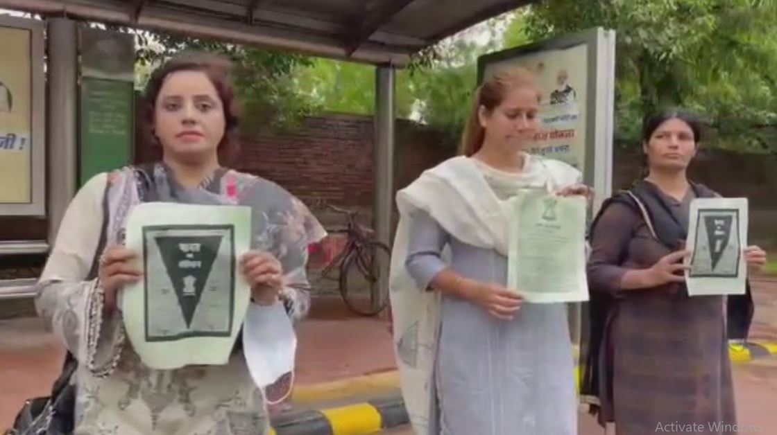 Protest news : अमृता धवन समेत कई महिला कार्यकर्ता मौजूद | Latest news hindi
