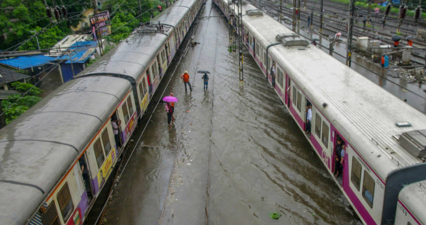 कोरोना और दूसरी और बारिश के कारण मुंबई के लोगों की परेशानियां काफी बढ़ गई हैं लेकिन मुंबई के लोग भी दोनों परेशानियों का डटकर सामना कर रहे हैं।