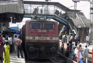 Hindi khabar : स्टेशनों पर बढ़ती भीड़ को देखते हुए रेलवे ने लिया बड़ा फैसला | Total