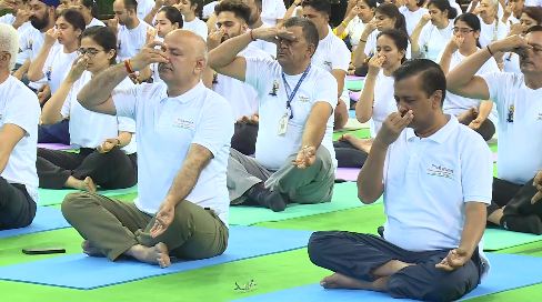Delhi Cm Yoga : सीएम केजरीवाल और मनीष सिसोदिया ने किया योग, | Total btv,