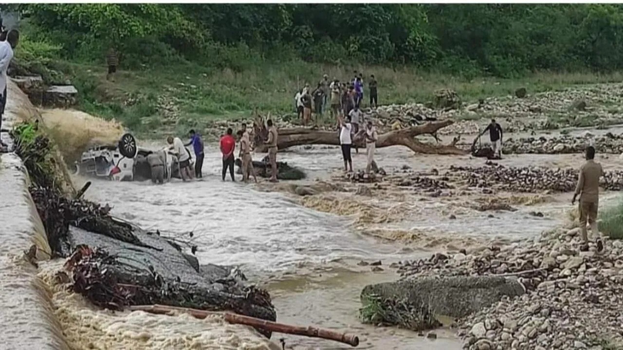 Ramnagar में ढेला नदी में तेज बहाव के चलते बड़ा हादसा हो गया है। बता दें कि पर्यटकों से भरी एक कार नदी में पलट गई। total tv| Uttarakhand News|