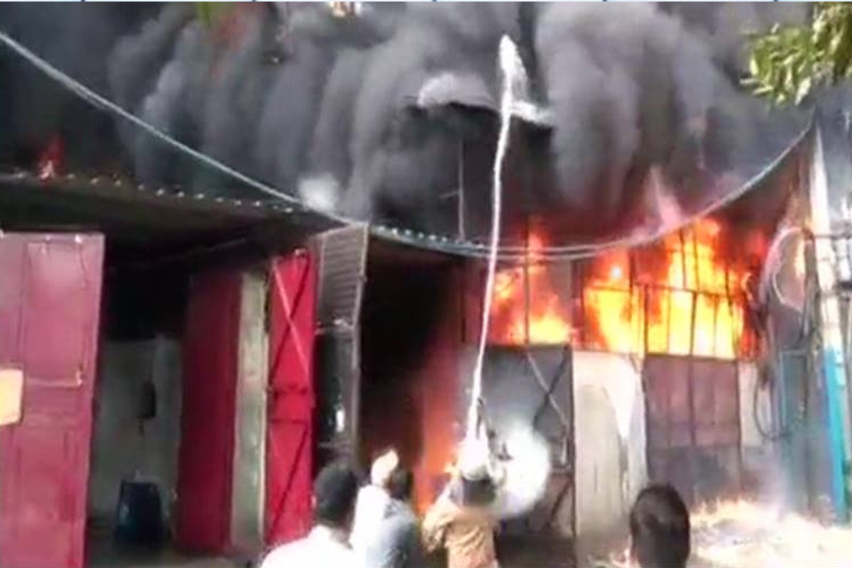 Delhi Ki taja khabren: राजधानी दिल्ली के लॉरेंस रोड स्थित फैक्ट्री में लगी आग, live,