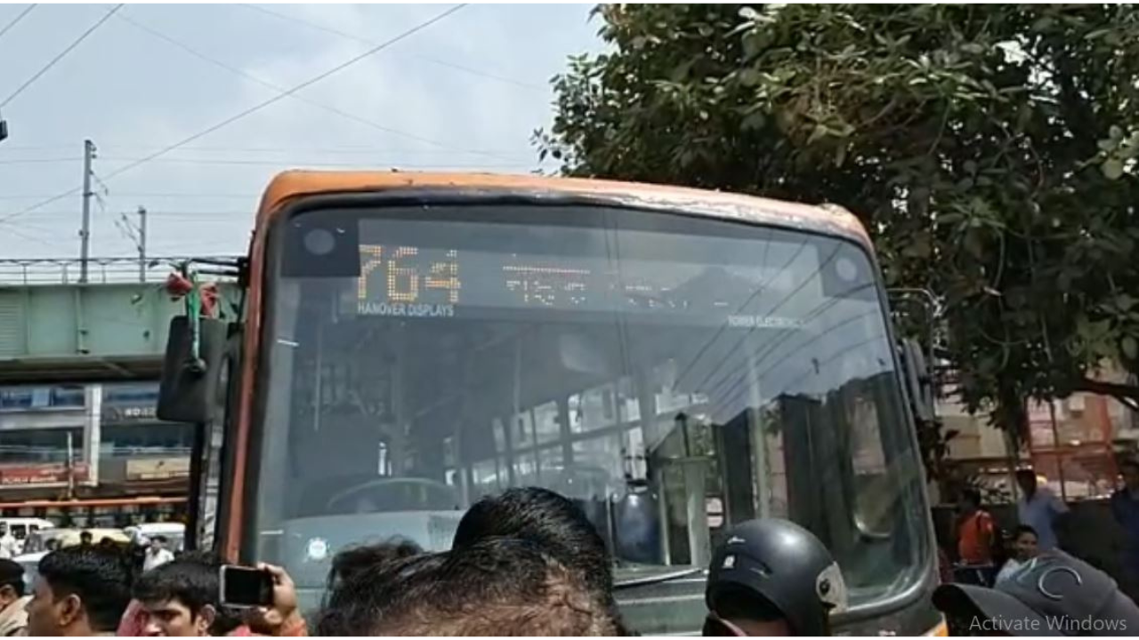 Delhi news in hindi, दिल्ली में फिर दिखा तेज रफ्तार का कहर, कलस्टर बस ने स्कूटी.