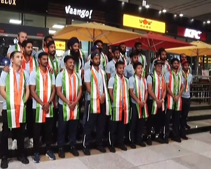 CWG, भारतीय पुरुष हॉकी टीम का कॉमनवेल्थ गेम्स में सिल्वर मेडल जीतने के बाद...