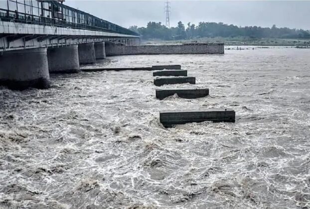 Yamuna water level in delhi, दिल्ली में खतरे के निशान ऊपर यमुना नदी का जल....
