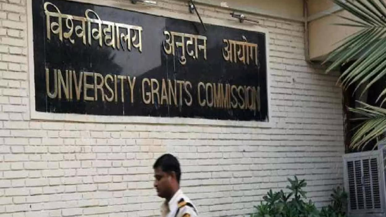 Hindi samachar, UGC ने जारी की गाइडलाइंस,छात्र एक साथ दो डिग्री कर सकेंगे....