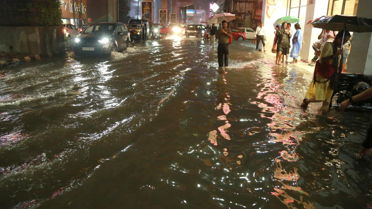 Mausam: Incessant rains in Kerala affected life, Kochi roads filled with water, Kerala rain, yellow alert, seven districts, IMD weather update, IMD alert, Kerala IMD Alert, Rain Alert Kerala, #kerala, #yellowalert, #IMD, #weather, #WeatherUpdate, #ASAM, #kochchi, #rain, #rainydays, #summer, #RemalCyclone, #cyclone-youtube-facebook-twitter-amazon-google-totaltv live, total news in hindi