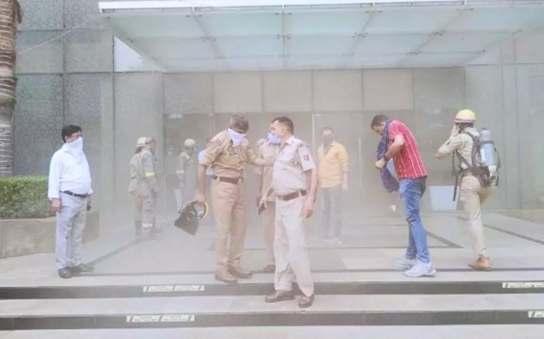 Noida Logix Mall, noida-fire-broke-out-in-logix-mall-many-fire-engines-reached-the-spot, noida-crime,Noida Fire, Noida Logix Shopping Mall Fire, noida fire news, noida crime news, noida hindi news, noida fire hindi news, noida latest news, noida crime, noida police, ,Uttar Pradesh news, #noidacity, #NoidaCityCentre, #Logixmall, #noidafire, #fire, #firebrigade-youtube-facebook-twitter-amazon-google-totaltv live, total news in hindi